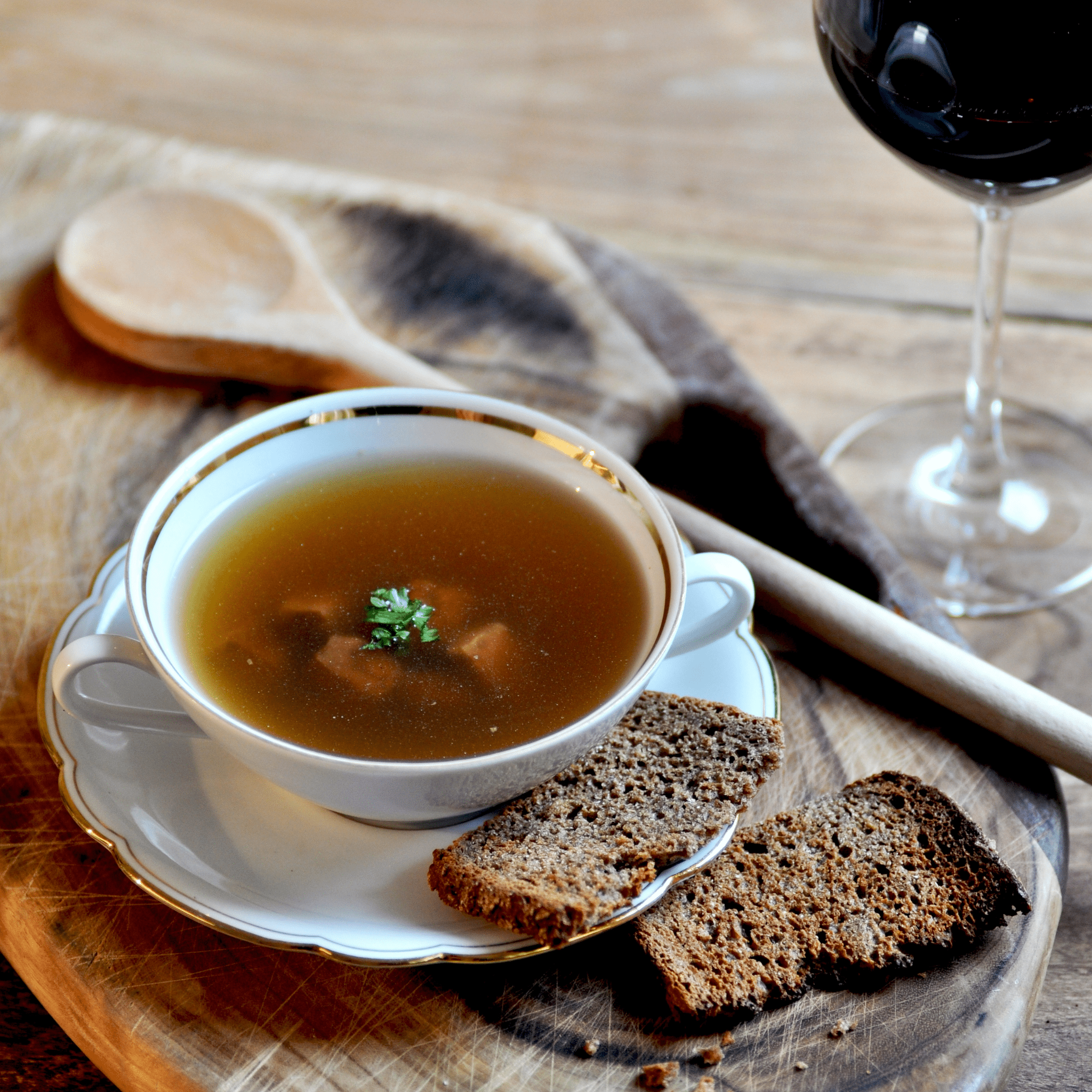 OCHS AM END . Klare Ochsenschwanzsuppe mit Sherry