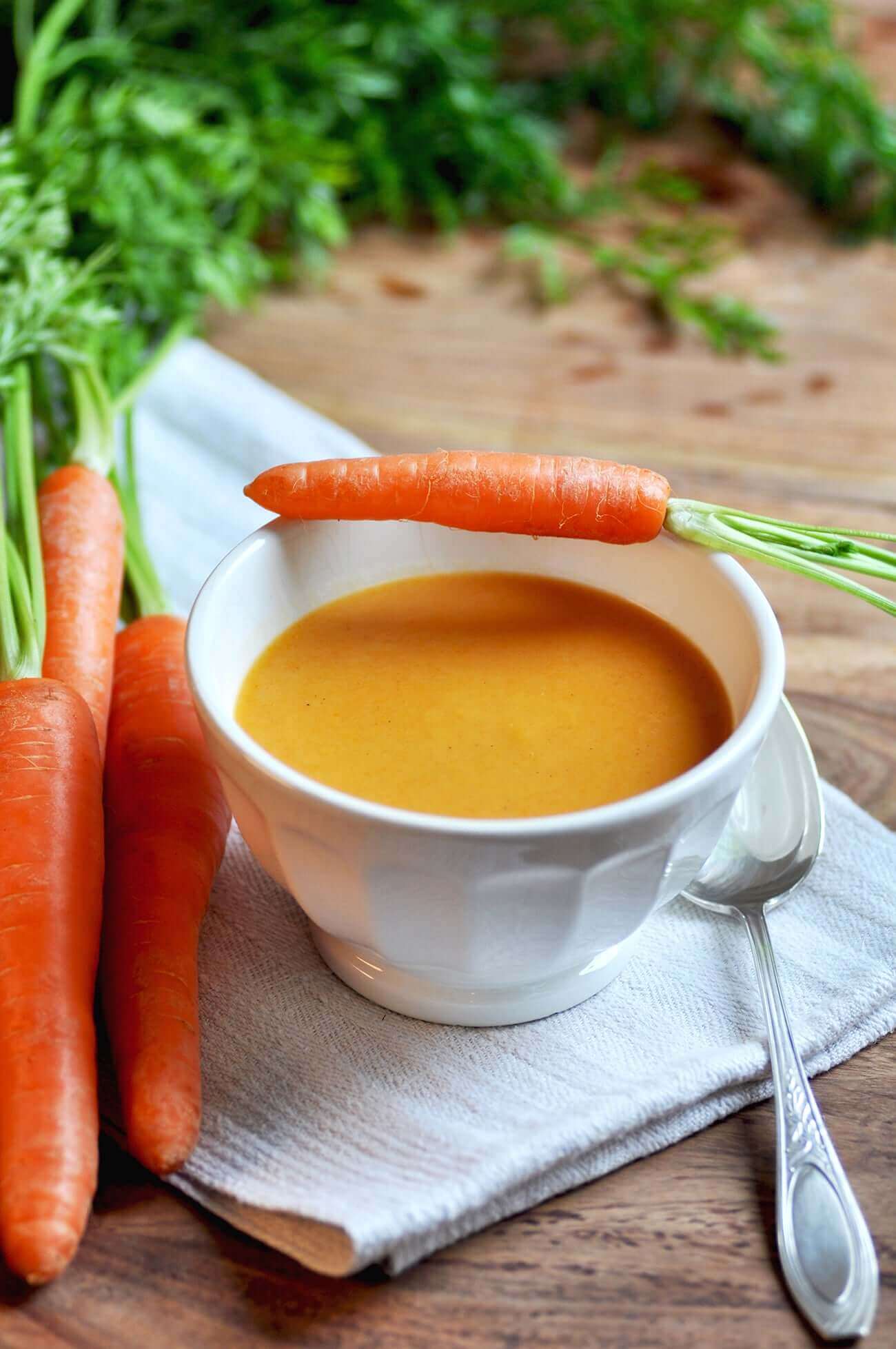 BOLLYWOOD VEGGIE . Indisches Süppchen von Möhre und Ingwer BOLLYWOOD VEGGIE . Indisches Süppchen von Möhre und Ingwer