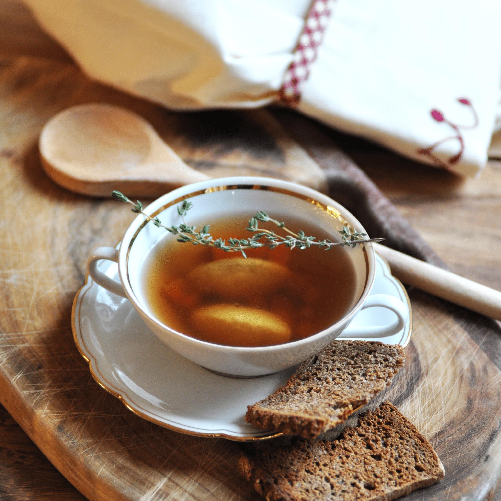 KIKERIBRÜH . Hühnerbouillon mit Griesnockerln