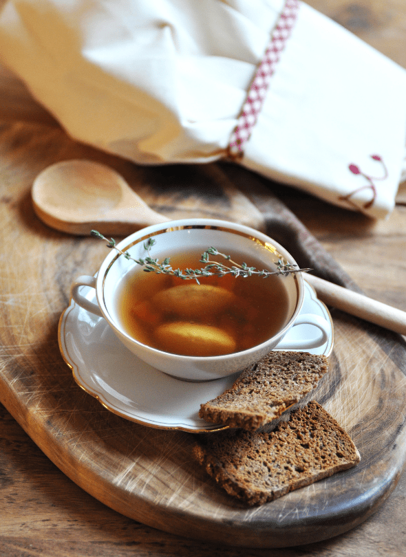 KIKERIBRÜH . Hühnerbouillon mit Griesnockerln