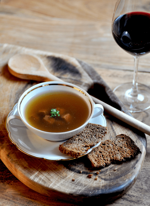 OCHS AM END . Klare Ochsenschwanzsuppe mit Sherry