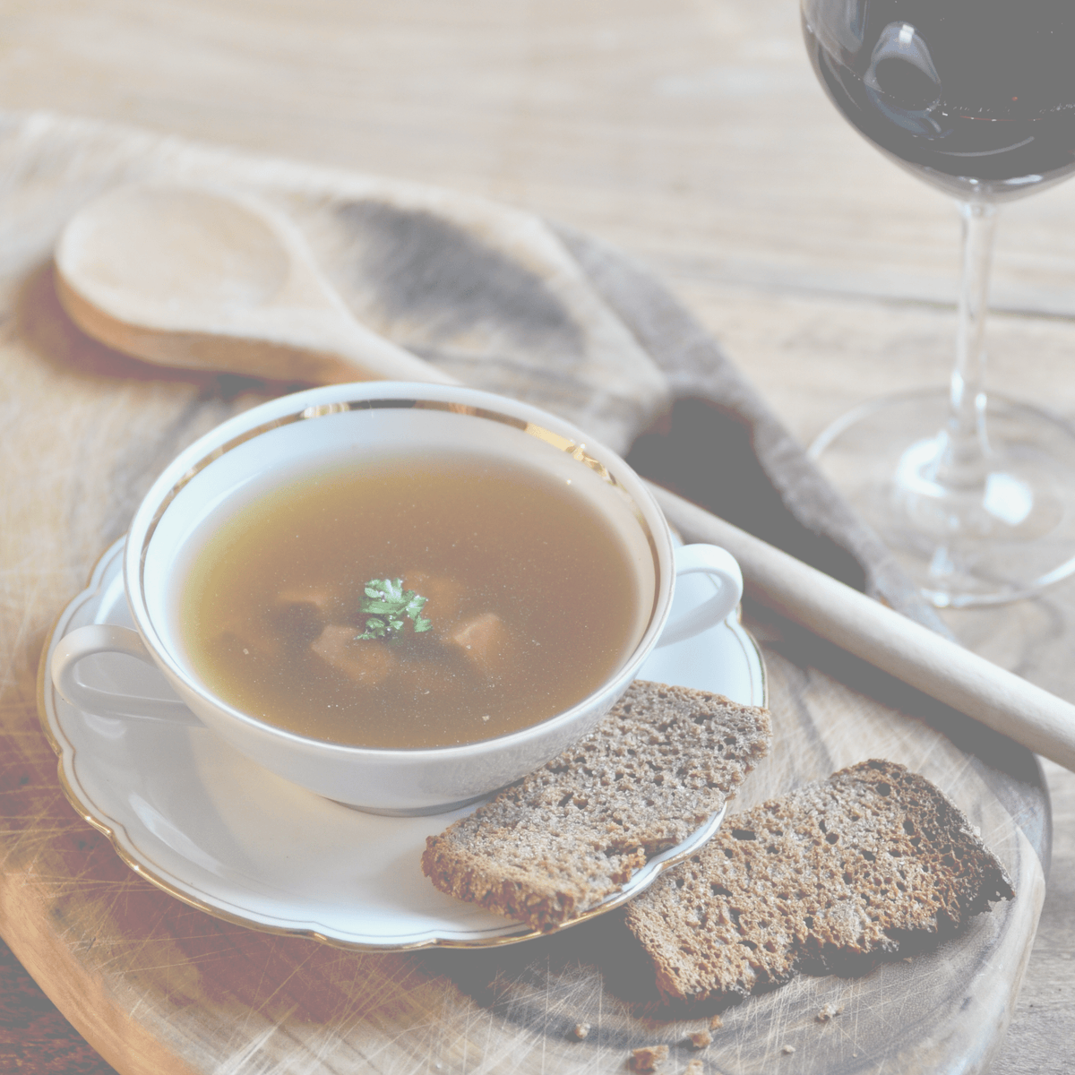 OCHS AM END . Klare Ochsenschwanzsuppe mit Sherry