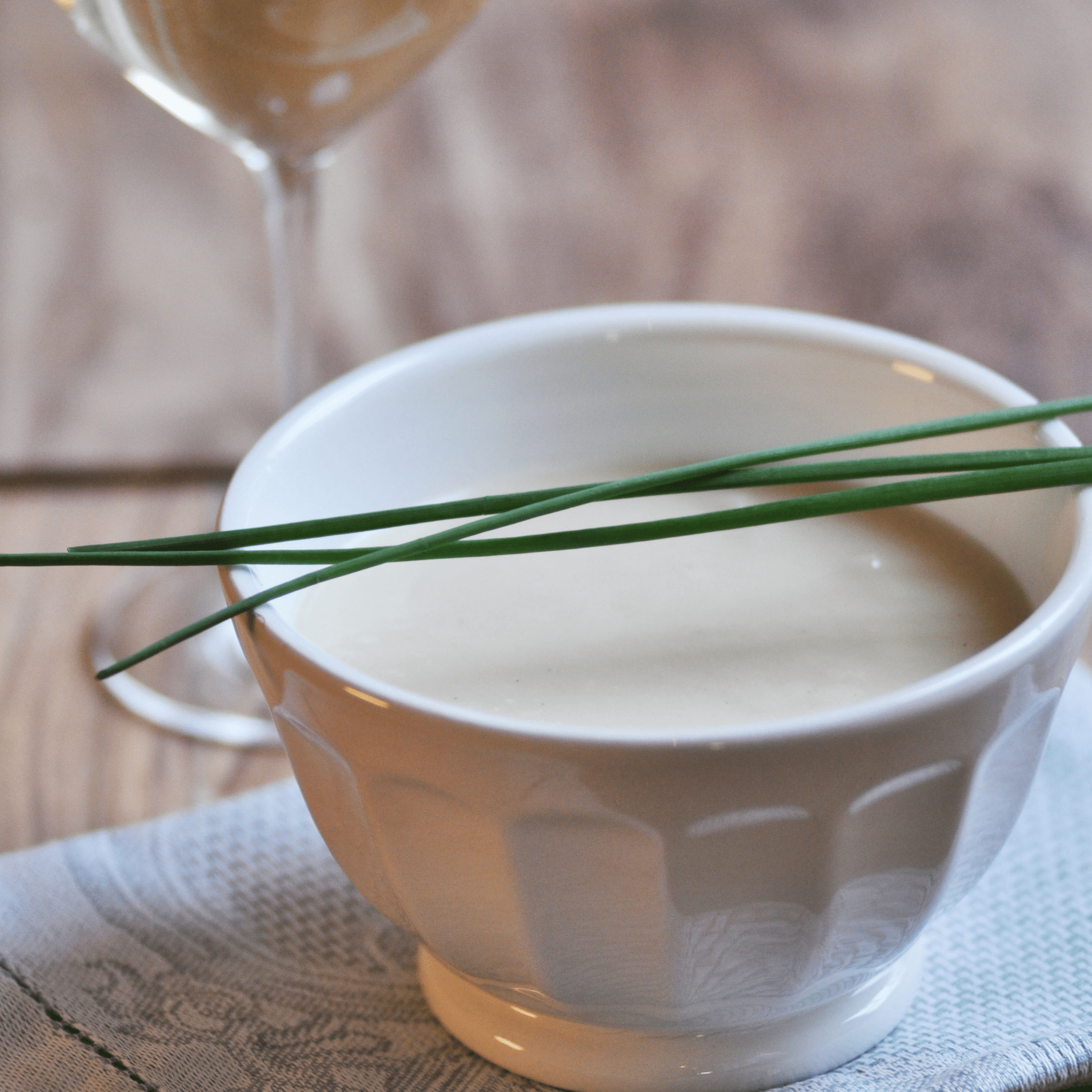 FRÜHLINGSKUSS . cremiges Süppchen von weißem Spargel